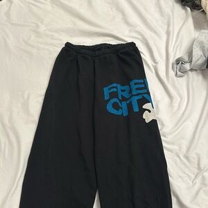 FREE CITY sweatpants in black